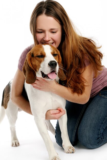 Mulher jovem e bonita com cachorro