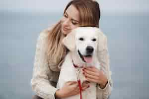 Foto grátis mulher jovem e bonita com cachorro