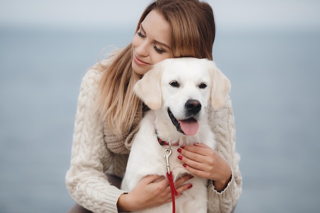 Mulher jovem e bonita com cachorro