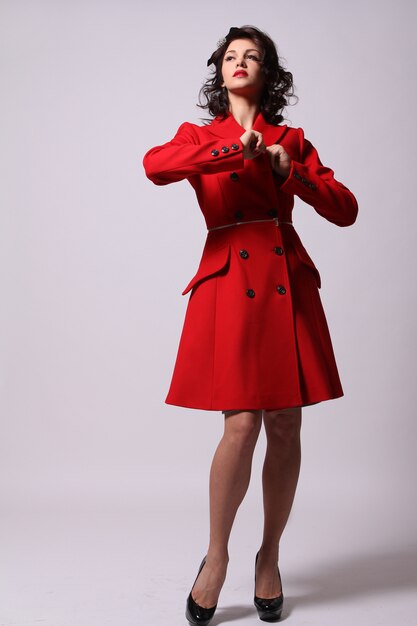 Mulher jovem e bonita com casaco vermelho