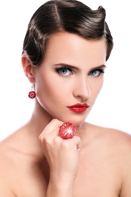 Mulher jovem e bonita com jóias vermelhas