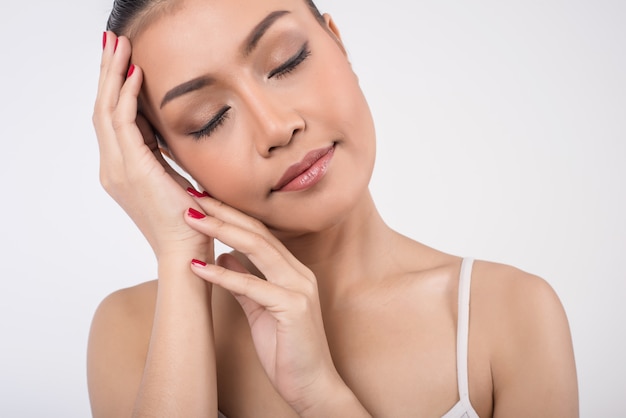 Mulher jovem e bonita com pele fresca limpa toque próprio rosto