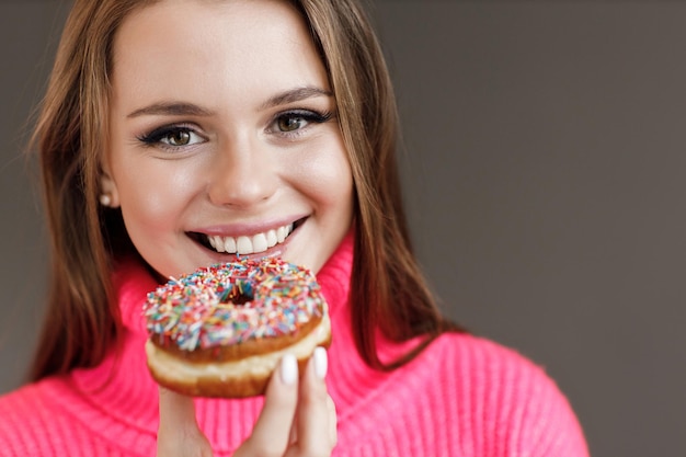 Foto grátis mulher jovem e bonita com retrato casual de donut