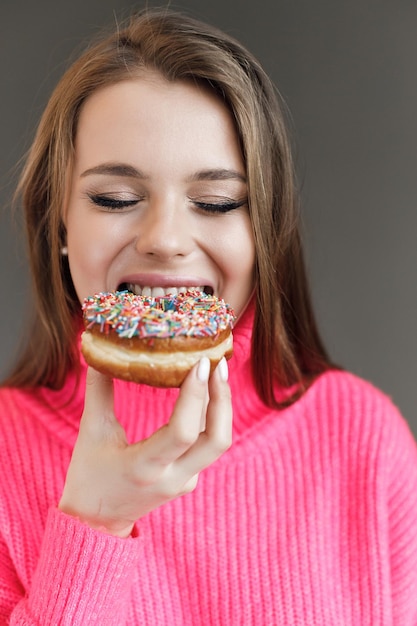 Foto grátis mulher jovem e bonita com retrato casual de donut