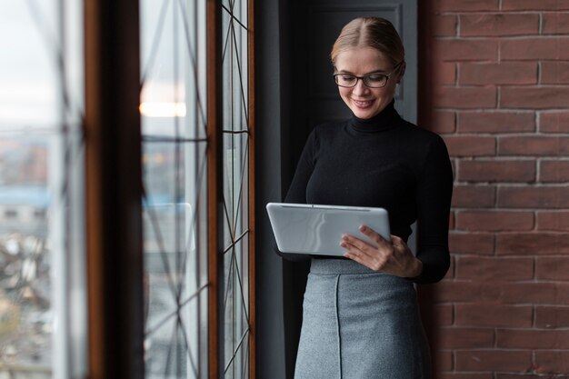 Mulher jovem e bonita com tablet