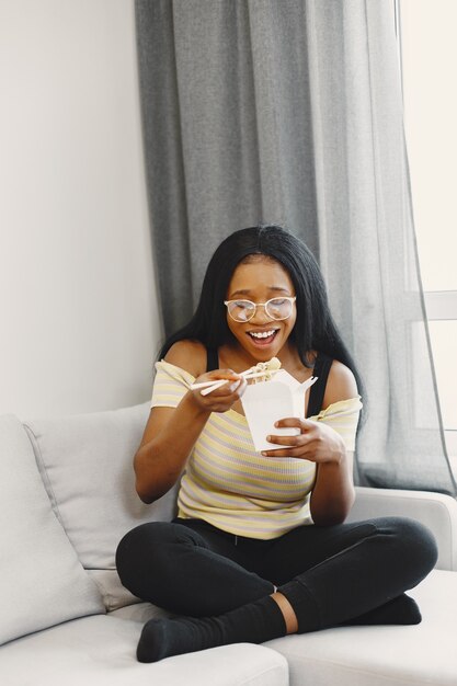 Mulher jovem e bonita comendo macarrão