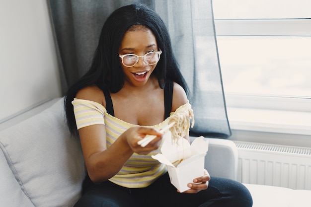 Mulher jovem e bonita comendo macarrão