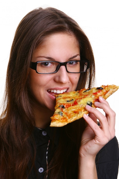 Mulher jovem e bonita comendo pizza