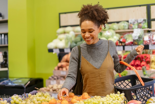 Mulher jovem e bonita comprando comida