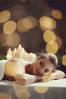 Foto grátis mulher jovem e bonita deitada e esperando sua massagem. conceito de spa