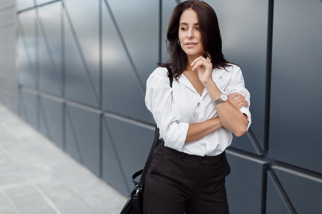 mulher jovem e bonita em roupas casuais ao ar livre