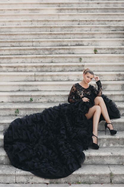 mulher jovem e bonita em um luxuoso vestido preto em Montenegro
