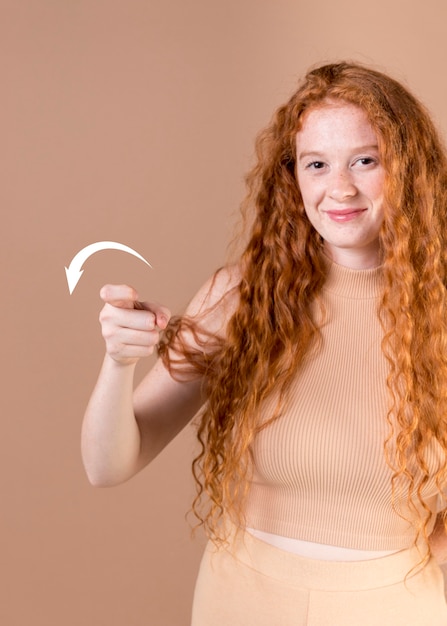 Foto grátis mulher jovem e bonita ensinando linguagem de sinais