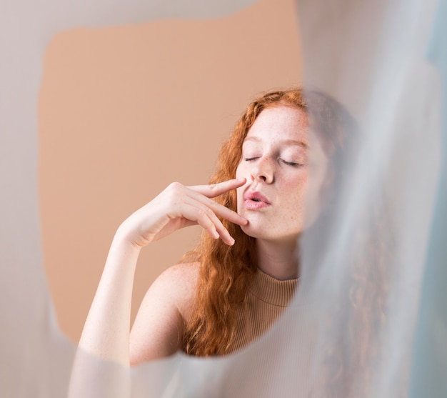 Foto grátis mulher jovem e bonita ensinando linguagem de sinais