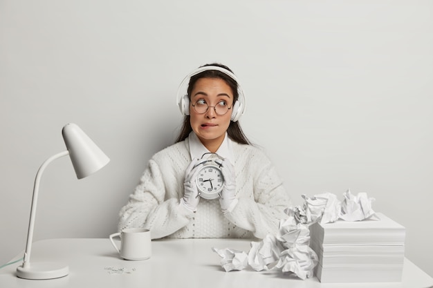 Foto grátis mulher jovem e bonita estudando em sua mesa