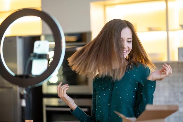 Blogueiro De Beleza Ao Vivo Maquiagem Diária Escovando O Teste Na Mão  Usando O Telefone Celular No Tripé. Mulher Asiática Atraente, Influenciador  Da Internet, Ou Vlogger Streaming Para Criar Conteúdo On-line. Foto