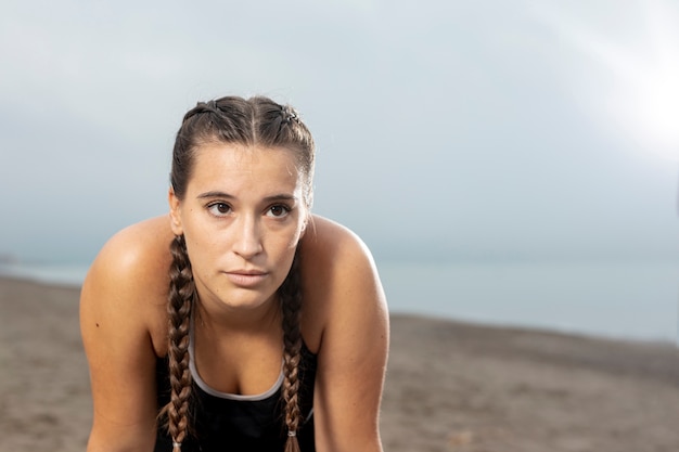 Mulher jovem e bonita formação ao ar livre