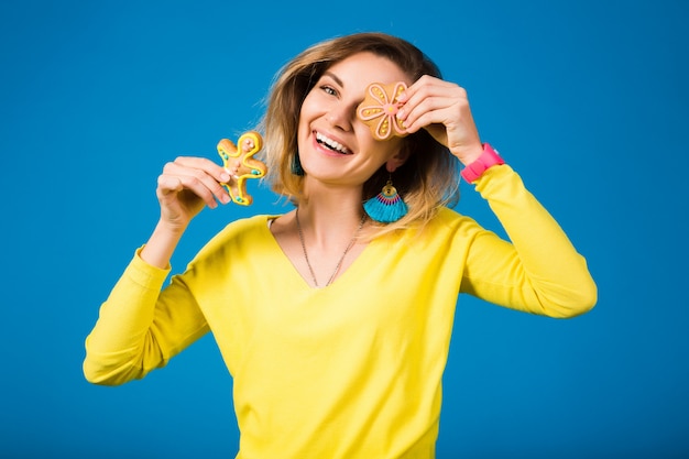 Mulher jovem e bonita hippie comendo biscoitos