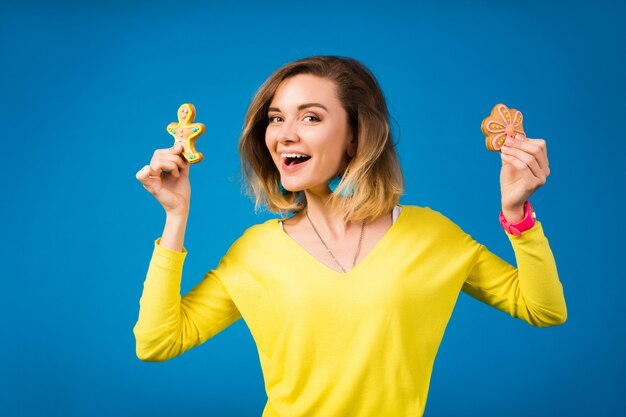 Mulher jovem e bonita hippie comendo biscoitos