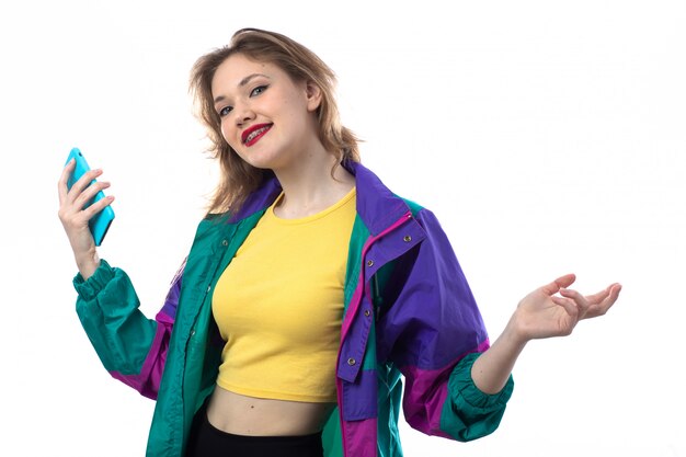 Mulher jovem e bonita jaqueta colorida usando smartphone
