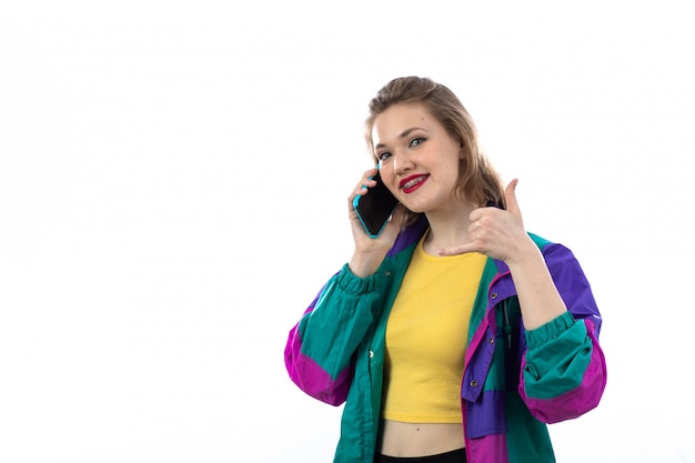 Foto grátis mulher jovem e bonita jaqueta colorida usando smartphone