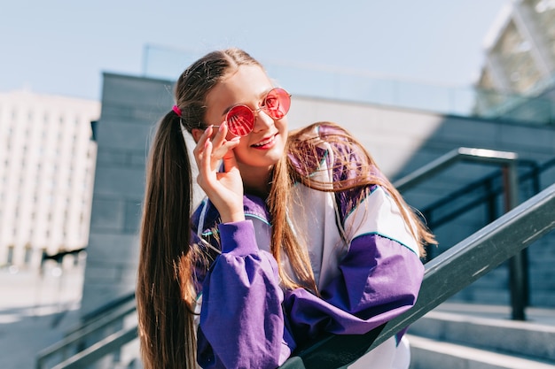 Mulher jovem e bonita na moda em roupas elegantes, posando com um sorriso