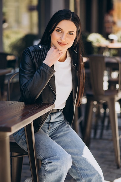 Mulher jovem e bonita no café