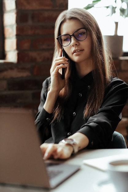 Mulher jovem e bonita no escritório em casa. trabalhando em casa. conceito de teletrabalho