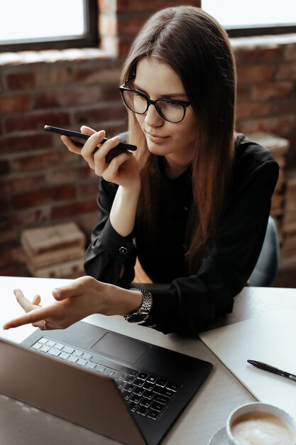 Mulher jovem e bonita no escritório em casa. Trabalhando em casa. Conceito de teletrabalho