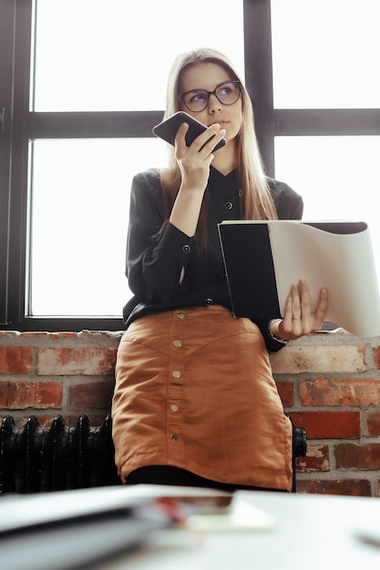 Mulher jovem e bonita no escritório em casa. Trabalhando em casa. Conceito de teletrabalho