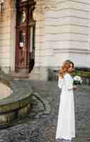 Foto grátis mulher jovem e bonita no vestido de casamento, posando na rua na cidade