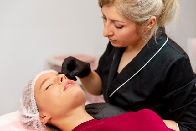 Mulher jovem e bonita passando por um tratamento de microblading