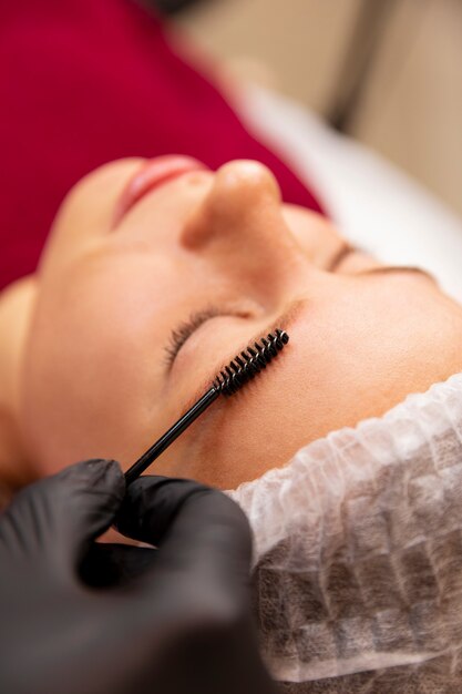 Mulher jovem e bonita passando por um tratamento de microblading