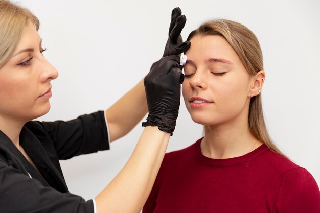 Mulher jovem e bonita passando por um tratamento de microblading