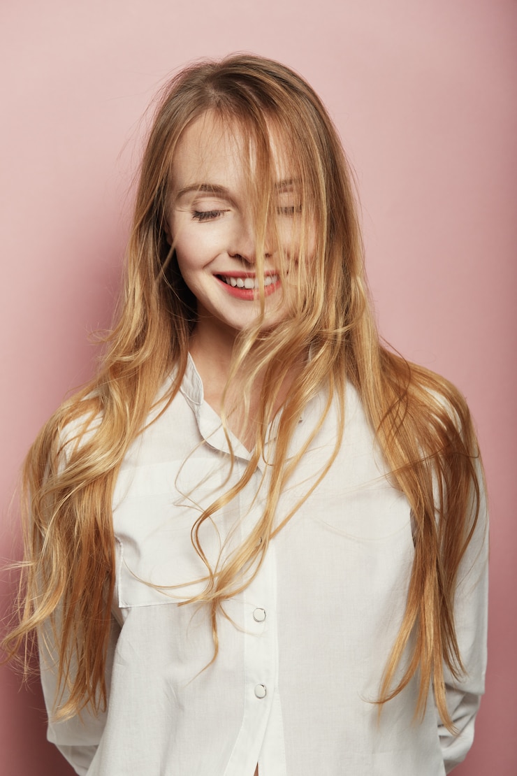 Foto grátis mulher jovem e bonita posando em fundo rosa