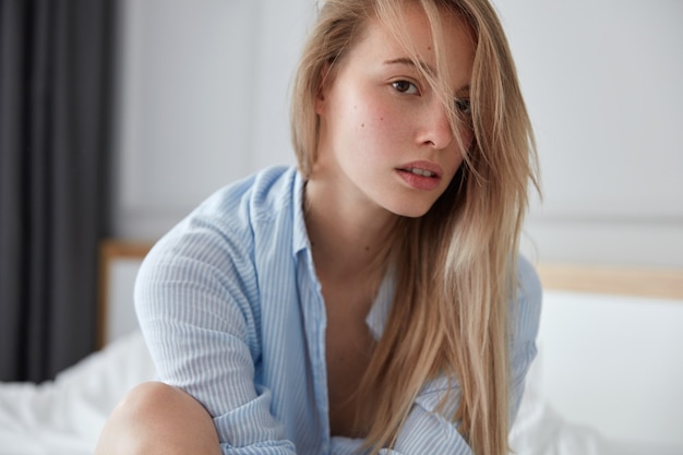 Mulher jovem e bonita relaxando na cama