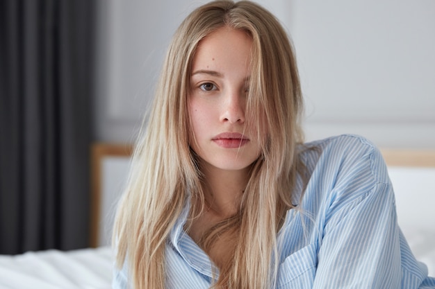 Mulher jovem e bonita relaxando na cama