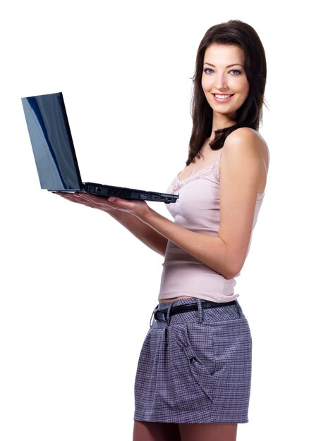 Foto grátis mulher jovem e bonita sorridente segurando um laptop moderno - isolado no branco