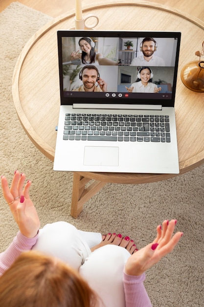 Mulher jovem e bonita tendo reunião online