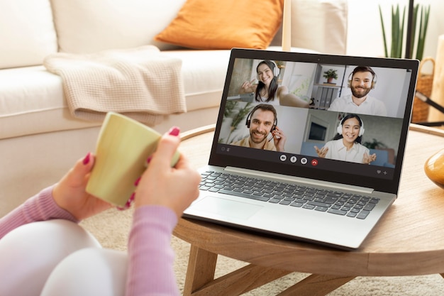 Mulher jovem e bonita tendo reunião online