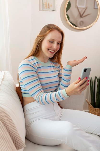 Mulher jovem e bonita tendo reunião online