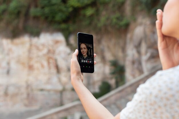 Mulher jovem e bonita tendo reunião online