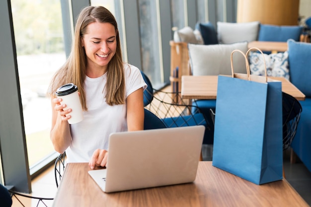 Mulher jovem e bonita trabalhando em um laptop