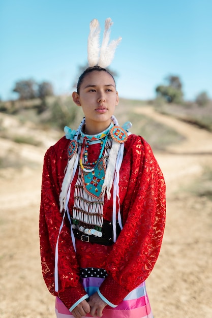 Mulher jovem e bonita vestindo fantasia de nativo americano