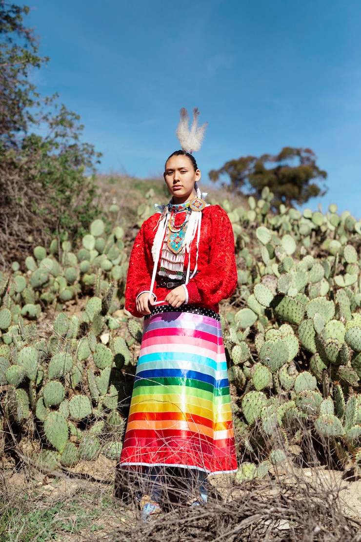 Foto grátis mulher jovem e bonita vestindo fantasia de nativo americano