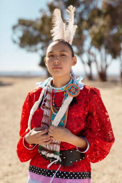 Mulher jovem e bonita vestindo fantasia de nativo americano