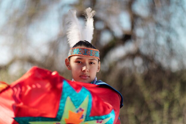 Mulher jovem e bonita vestindo fantasia de nativo americano