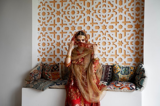 Mulher jovem e bonita vestindo sari