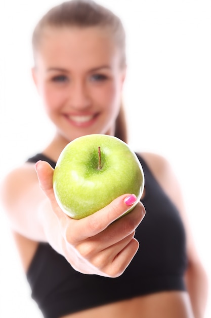 Mulher jovem e feliz com maçã verde