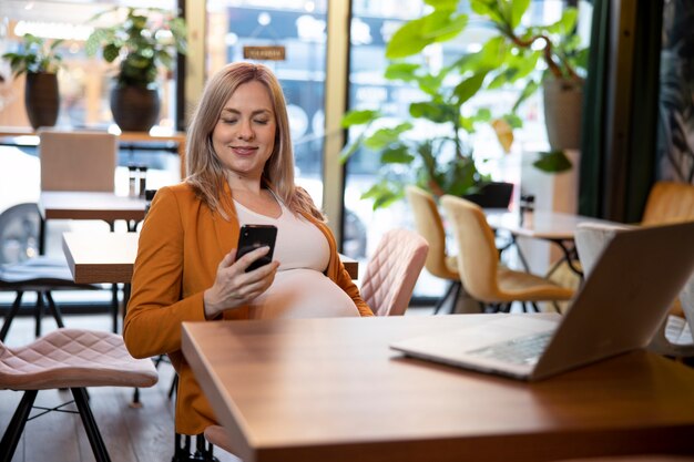 Mulher jovem e grávida no trabalho